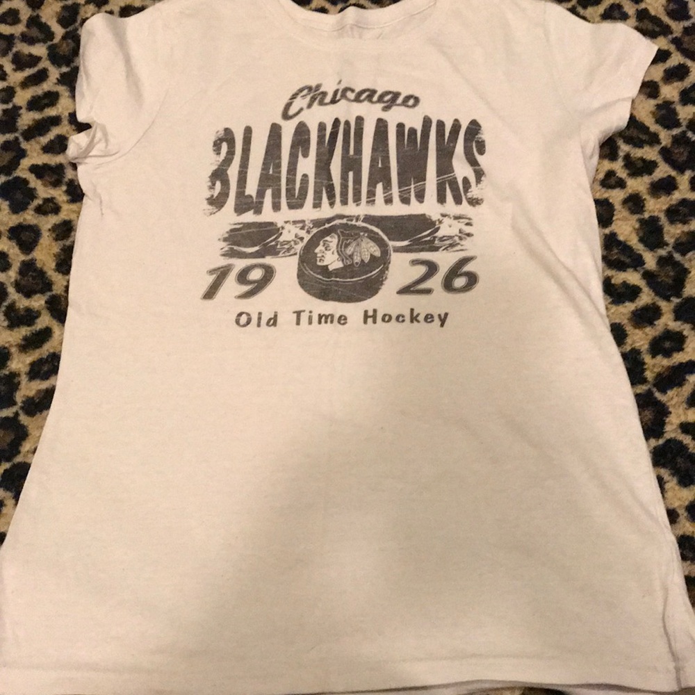 Cream Chicago Blackhawks tee- old time hockey